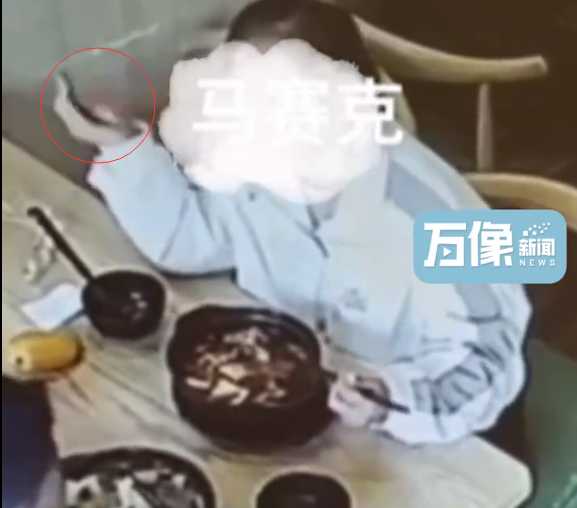 女子带孩子去餐馆吃饭 想碰瓷便故意往菜里扔头发